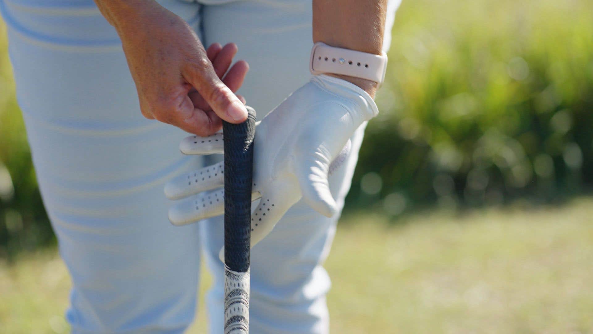 What's the difference between a strong grip and a weak grip?